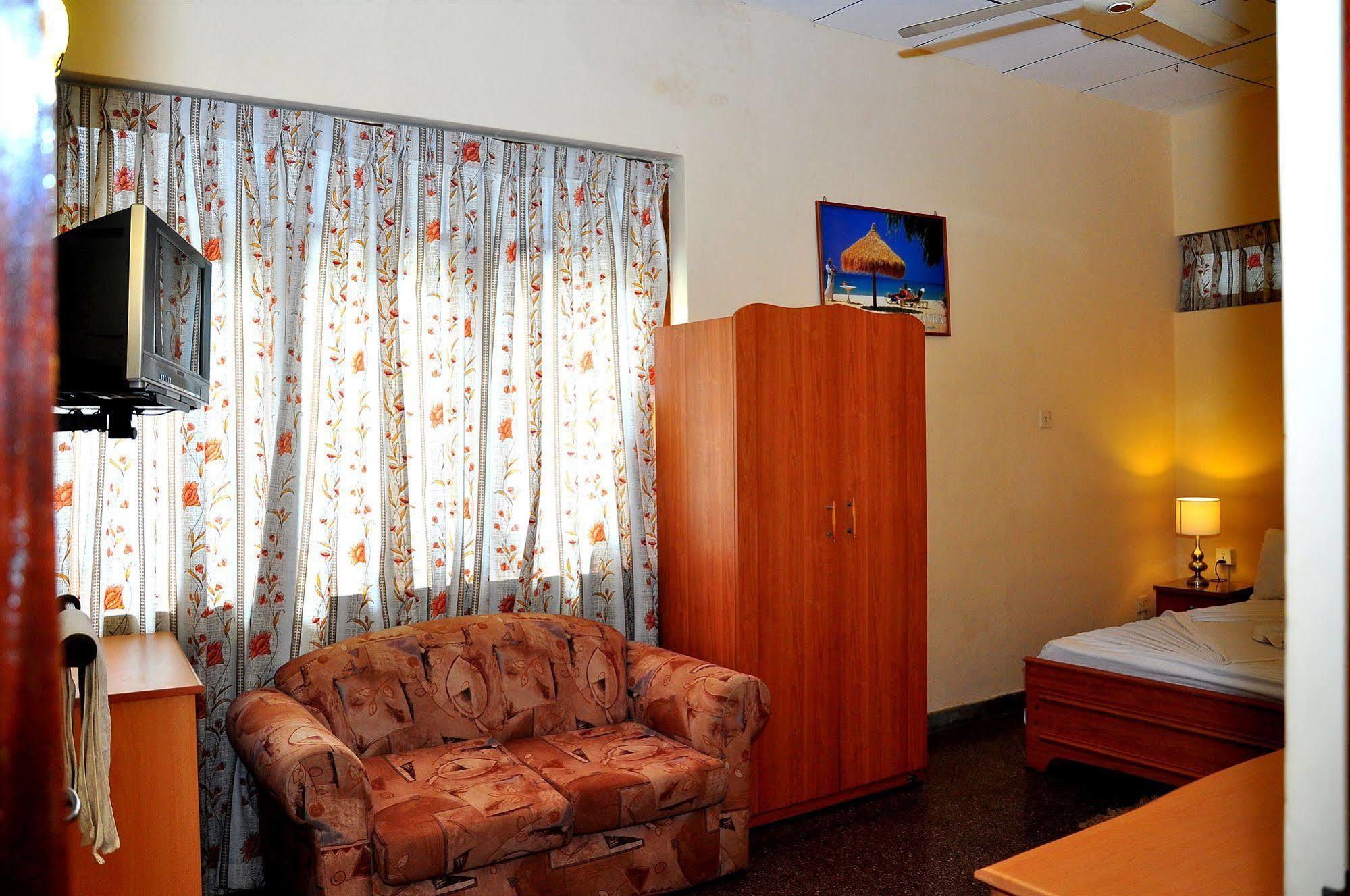 Milano Tourist Rest Hotel Анурадхапура Екстериор снимка